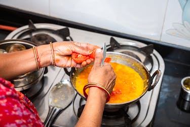 Sessão de culinária autêntica de roti e chai com uma família local de Delhi